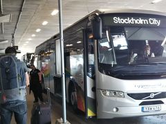 ストックホルム空港着。市内へ行くバスに乗ります。