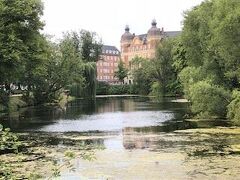 チャーチル公園の池越しに見える、なにげない風景ですが、美しい。