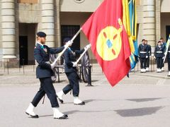 午後は、王宮の衛兵交代を見に。（人気なので、1時間前から場所取りをしている人も）