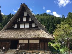 おとなりに村上家という４００年ほど前の合掌造りの家で、五箇山地方の民家のうち、古い時代の形式を改造されずに残している建造物とのことです。
３００円で中に入れて家の中や資料を見ることができます。
暑かった・・・