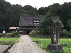 その前に宿の正面にある岩瀬家に。
３００円払うと囲炉裏のある場所に　すーっとおじいさんが登場してこちらへどうぞと。薬草茶をいただきながらおうちの説明を聞きます。
座った場所が悪かったかすっかりいぶされました。
お話は面白かったです。