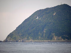 山の中腹に神島灯台。