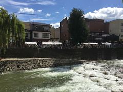 １時間ほどで高山に到着。
宮川のむこうに朝市が見えわくわくします。
市営の駐車場に停めました。３０分１５０円。