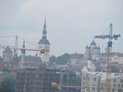 タリン港に到着です。旧市街が見えます。天気の回復を願うばかりです。
