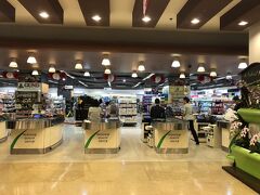 ホテルに戻り、チェックアウトしてから
再び無料観光バスに乗りショッピングモールへ。

お土産、買いたいものがなかなか見つからないｗ
目に入ってくるものはヨーロッパやアメリカのお菓子ばかり。
日本のお菓子もたくさん販売されていました。

ジャカルタのお菓子を探しに 別のスーパーマーケットへ。