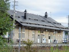 バスを待つ間、線路越しに美瑛駅をパチリ。

過去に美瑛町周辺で採掘されていた美瑛軟石を使って建築されているそう。