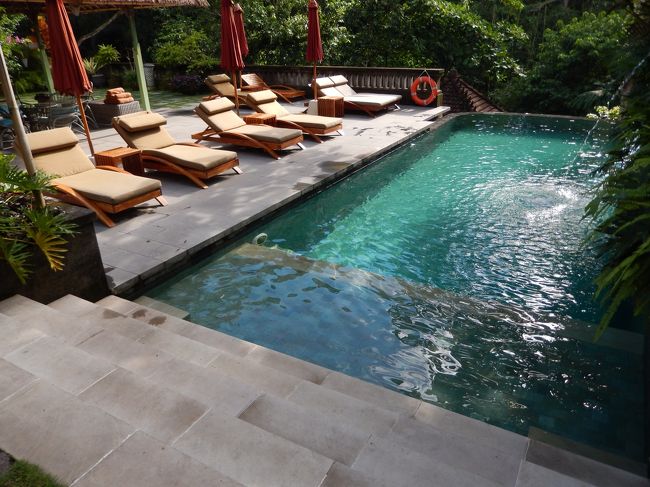 <br />　ベランダから見たプール。ニュピ前日だから誰もいない。<br /><br />　当日は激込み。