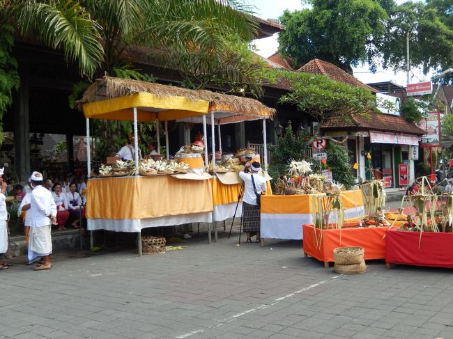 王宮前。皆着飾って準備している。