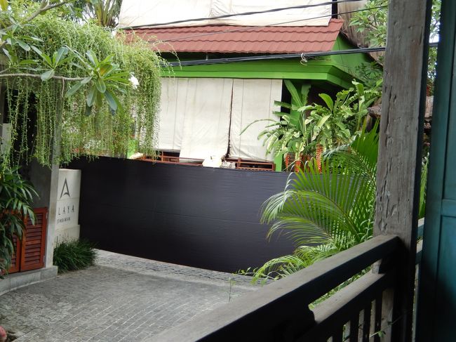 <br />　ニュピ当日。ホテルの入り口は黒幕で囲ってある。<br /><br />　外に出られないから食事はすべてホテルで。<br /><br />　夕食は作り置きなのかつめたくて不味かった。<br /><br />　温めるのも最小限に。<br /><br />　で、先に書いたように、照明点けてて怒られた。<br /><br />　でも、明かりのない夜は満点の星空。こんなにも沢山の<br /><br />　星があったのかと思うほど。キレイ。