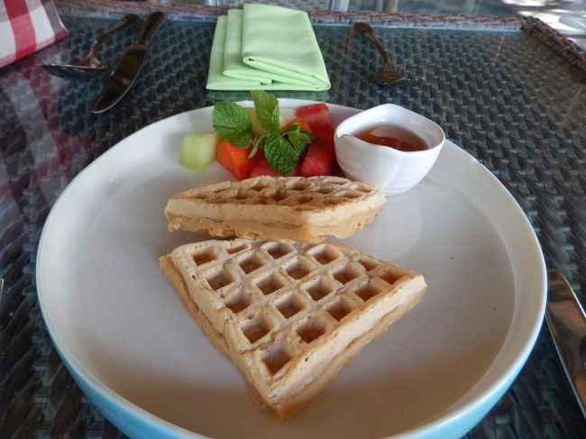 　ウブド最終日の朝食。ワッフル。<br /><br />　3泊があっという間に過ぎた。<br /><br />　チェックアウトしてサヌール経由でフォーシーズンズリゾートジンバランベイ<br /><br />　へ。