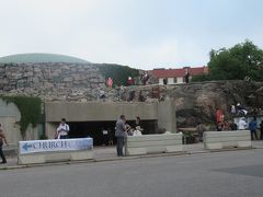 坂を上がって行くとテンペリアウキオ教会がありました。