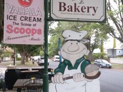２日目は、今回の旅の目当てでもあった、キキのパン屋さんで有名なロスベーカリーへ。
ロスの町はホバートよりさらに人が少ないですが、パン屋だけはにぎわってます。