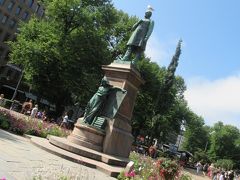 エスプラナーディ公園へ。カモメが帽子のように銅像の頭にずっといる。