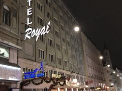 ウィーンでのお宿はここ「Hotel Royal」★★★★です。3泊します。
旧市街のど真ん中。
場所的には申し分なかったのですが，空調が壊れていて寒い(^0^;)
寒さに強い北海道人ですので大丈夫ではあったのですが，もう少し暖かければって感じでしたね。

まぁ，基本酔っ払って帰って寝るだけの場所なので，立地が良いと言うことで許しましょう(笑)