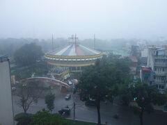 朝明るくなると、ホテルの部屋からサーカス場などが見えました。ハノイらしい天気というべきか、どんよりとしています。
