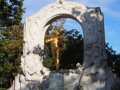 メルク修道院をの見学を終えた後は
おまちかねのウィーンへ。

レストランに向かう途中にみたヨハンの像
