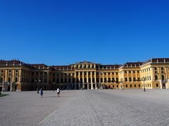 一番楽しみにしていたウィーン観光です。

まずはシェーンブルン宮殿！
朝一なのでまだ人が少なかったです。