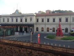 お部屋の窓を開けるとこの風景
目の前にLa Spezia Centrale駅