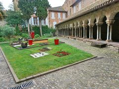 サン サルヴィ教会と回廊
中庭も美しい！