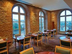 ホテル メルキュール アルビ バスディードゥ
アルビで滞在したホテルです。朝食会場のレストランもタルン川に面した素晴らしいロケーションにありました。

（前回の旅行記）
フランス・ドライブ 3,236km - #9 : ミヨー橋 タルン川に架かる世界一高い橋
https://4travel.jp/travelogue/11389035