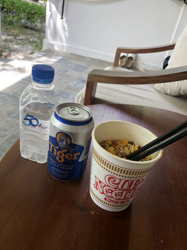 お昼はカップラーメン。これが最高に美味しくて大正解でした