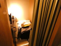 2泊目の宿は、「キャビンハウスヤド 富士宮店」

一番安くて狭い「白梅」という部屋。わずか 3.1㎡。
ほぼベッドの大きさだけの部屋（笑）
荷物を置くスペースはない。。


部屋ではなくキャビンなので、ドアがなく、カーテンだけだが、
1泊3100円ならOK。
こんな気ままな一人旅にはうってつけの宿だ。





