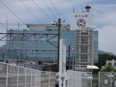 富士山駅にバイクをとめ、ここからバスで富士スバルライン五合目へ
