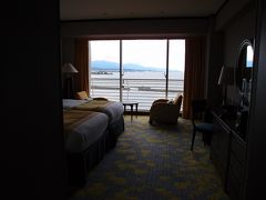 部屋に入りました。ホテルにはタイプの異なる部屋があり、ここは「ルミナ」というタイプ。ところどころに映える黄色が、光の表現なのかな？
正面の窓からは、琵琶湖が一望できました。