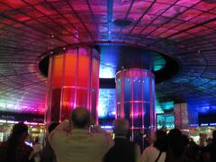 地下鉄に乗るため、美麗島駅に行くと、天井が光っており、たくさんの人が集まっていた。