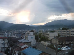 京都の実家に到着。夕食は帷子ノ辻にある餃子の王将へ。
私にとっての京都の味は、懐石料理ではなく、湯豆腐でもなく・・・なんといっても餃子の王将です。