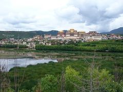 香格里拉の標高は３０００メートルを超える。日本なら、北アルプスを縦走するような高さだ。当然空気は薄く、道はなだらかな上り坂だったものの、自転車に乗ろうにも息切れがひどく、押して歩くのが精いっぱい。ゆっくり歩いても、足に重りを付けているかのように、普段の何倍ものエネルギーが必要な感覚だ。

そんな状態で２０～３０分進んだだろうか。視界が開け、湖の向こうに金色に輝く寺の姿が！