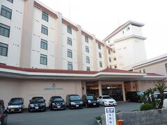 まもなく宿に到着。（写真は翌朝のものです）
白良荘グランドホテルです。
玄関前まで車がいっぱいでしたが、左手のガレージ内に移動してくれました。

http://www.shiraraso.co.jp/