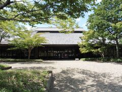 道中、掛川、亀山ＳＡで休憩を取り、予定通りお昼に三輪に到着。
一見、お寺のようなこの建物が目的地の「三輪山本」さん。
https://www.miwayama.co.jp/