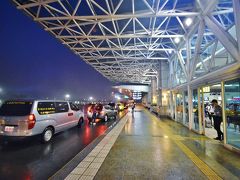 0泊2日のスーパー豪雨…じゃなくて弾丸旅行もタイムアップ、帰国の時間です。
空港に到着してもバケツをひっくり返したような雨は降り続いております。