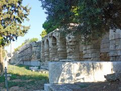 エウネメスの柱廊
へロディス・アッティコスの音楽堂に隣接して、前2世紀に小アジア（現トルコ）のペルガモン王国の王エウメネス2世が建造した列柱廊が残っています。