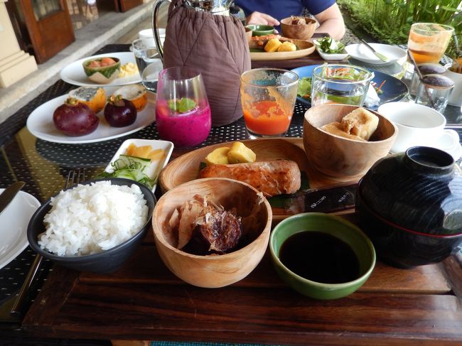 <br />　アウトドアで朝食。私は和食、美味しい。<br /><br />　パパイヤジュースも最高。相方は、炭水化物ダイエット中。<br /><br />　だからご飯、パンは無し。可哀想に、みんな美味しいのに。