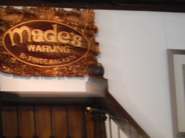 <br />　夕方にクタへ。ぶらぶら街歩き。喉が渇いたのでここで一服。