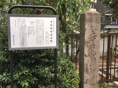 こちらには「寺尾稲荷道道標」があります。
これは、1705年（寛永2年）に旧東海道の鶴見橋に立てられた寺尾稲荷への道標で、現在旧東海道沿いの鶴見図書館傍に設置されている道標は複製で、実物は当社境内に保存されています。
鶴見駅の西側、曹洞宗大本山の総持寺背後にある小高い山が寺尾地区ですが、こちらに寺尾稲荷が祀られています。現在では、地名が馬場になったことから馬場稲荷と呼ばれていますが、古くは寺尾稲荷と呼ばれており、江戸時代には馬術上達がかなえられる稲荷として有名になり、江戸からの参詣者も多かったといいます。