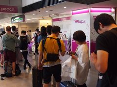 横浜駅から約1時間半。定刻、成田空港駅に到着した。地下改札口からエスカレータを上ってすぐの場所（第1ターミナル南ウイング・到着フロア）にある、Peach Aviation（ピーチ・アビエーション）のチェックインカウンターへ＝写真＝。