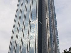 空き地の目立つ駅前には「大阪府咲洲庁舎」なる不気味な超高層ビルが屹立していた＝写真＝。

大阪府政や同市政に馴染みのない関東在住者として、以下は旅行記を綴るに当たり、初めて知ったこと。同庁舎は、1995（平成7）年に大阪市が、「大阪ワールドトレードセンタービルディング」（WTC、地上55階、高さ256メートル）として建設（総工費は約1200億円）。バブル崩壊などによりテナントの入居が進まず、2009（平成21）年にビルの運営会社（市が筆頭株主）が破たんした。その後、大阪府が約80億円で購入し、経済関係部局などが移転し、現在に至っているという（ウィキペディア）。