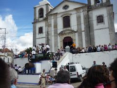　サン・ペドロ教会の前に置かれた大きなブドウ絞り箱の中に収穫したばかりのブドウが投げ込まれ、