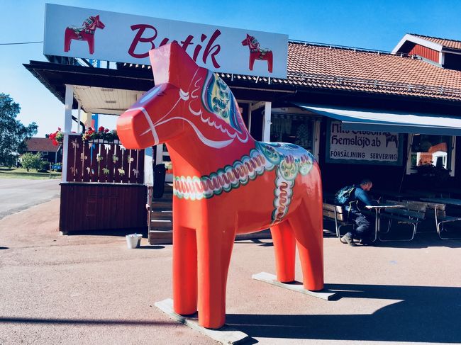 Dalarna馬＠Moraの工房前<br /><br />スウェーデンといえばこれ。きこりが子供のおもちゃとして、木で作ったのがはじまりだとか。<br /><br />家やおもちゃで気を使う感覚は日本とよく似ている。この感覚が今の工業技術発展に繋がっているのだろうか。<br /><br />私も近々、叔父になるようなので、初姪か初甥のためにDalarna馬買いました。