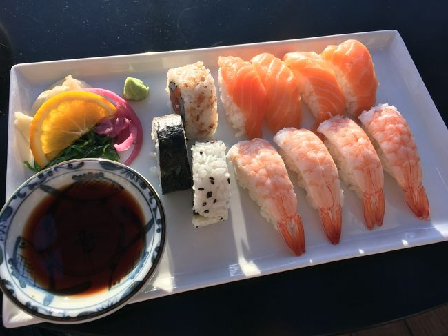 そのあと、晩御飯の時間だったので、空港内の軽食屋さんで寿司を試してみました。<br />美味しかったですが、酢飯ではありませんでした。笑