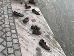 「ドナウ川歩道の靴」
鉄製の靴が60足以上おいてあります。

1944年冬、当時ブダペストに住んでいたユダヤ系の住人が背後から銃で撃たれ川に落とされた場所です。
過去を忘れないために鉄製の靴が、川に向かっておかれている場所なのです。
なんだかもの悲しくなりました。