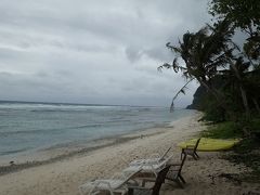 『ファイファイビーチ』
広い砂浜、遠くには恋人岬が見えます。
写真では分かりませんが、すごい風が吹いています。家に着いてからビデオ見たら、物凄い風の音です。
ああ、晴れてたらなあ！
