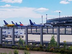 　新千歳空港に到着しました。
　空港施設からけっこう遠いところに到着です。
　移動バスに乗って、空港ターミナルに向かいます。
　天気が良くて良かった。