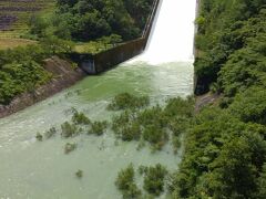 牧尾ダム。王滝川を堰き止めた御岳湖に架かる牧尾ダム。２７年も通って初めて放流を見ました。