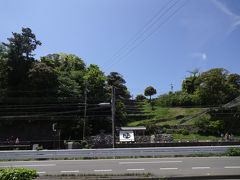 伊勢から鳥羽に移動しました。
駐車場に車を停めて水族館へ向かって歩いていると…

「城山公園」という表示がありました。
道をはさんで向こう側に、戦国最強の水軍を持っていた九鬼のお城（鳥羽城）があるようです。
またゆっくり散策したいなぁ。。。

