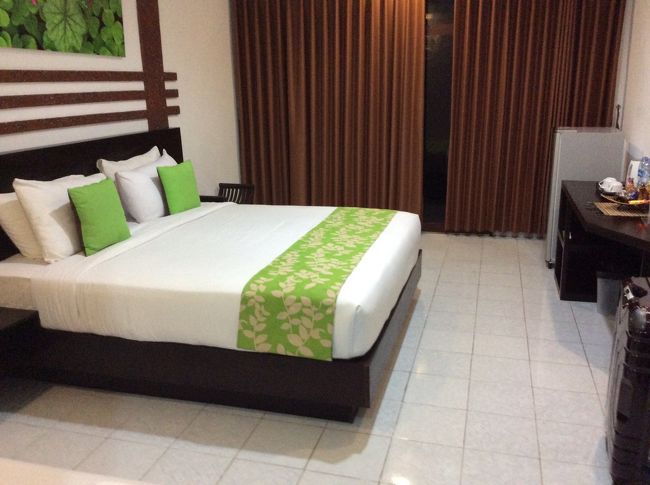 バリ島最初のホテルは、サヌールにある「ウィラ・サナイン」<br /><br /><br />場所は、「カフェ・スモーガス」の道路挟んだ向かい側<br />「ハーディーズ」から歩いて5分。<br /><br /><br />明日は朝から「レンボンガン島」で観光です。<br />その為に、レンボンガン島行のボートがでるサヌール港（ハントゥア港）<br />に近いホテルにしました。<br /><br /><br />＜我が家のホテル選択ポイント　旅の前半編＞<br />　①　立地<br />　②　安くて清潔　<br /><br />バリ島滞在前半は、ひたすら街中を歩く。<br />犬が自分のマーキングを確認するかのごとく。<br /><br />そのためには、他人様のブログやら宿泊感想などを調べをして<br />決めたら直接ホテルのHPから予約します。<br /><br /><br />なぜか・・・<br /><br />クレジットカードによるトラブルが怖い、から。<br />我が家は、いつも現金払い（ルピア払い）。<br /><br /><br />今回のホテルは、小さいホテルにありがちな、ホテル自身のHPはある<br />ものの、予約ができないパターンでした。<br /><br /><br />今回は、初めて「booking.com」を利用。<br /><br /><br />前回は、「agoda」を使用しましたが、ホテルの部屋の料金を<br />安くするため<br />　・予約時に1泊清算<br />　・宿泊予定日の1月前に1泊清算<br />　・チェックイン時に全泊分の清算<br /><br />を選択しました。都度クレジットカード清算でした。<br /><br /><br /><br />「booking.com」は、<br />クレジットカード登録は予約したにも関わらず、当日ドタキャン等の場合<br />は清算されますが、チェックイン当日に現金払い、でした。<br /><br /><br />我が家にピッタリ！！<br /><br /><br />宿泊額も　ドル設定でなく、ルピア設定でしたので予約時点で<br />支払い額が確定済み。<br /><br />システム的に、宿泊１か月前までは、無料でキャンセルで宿泊日<br />変更等がワンクリックで可能なので、便利。<br /><br />また、宿泊予定日の3日前ぐらいに「booking.com」から<br /><br /><br /><br />予約確認メールが日本語できた。<br /><br /><br /><br />到着日の到着時間や特別オーダーについて返信したところ、<br />「booking.com」経由でホテルから返信が届いた。<br />この内容は英語でしたが。<br /><br /><br />「booking.com」を気に入りました。<br />次回から、直接予約か「booking.com」にしよう。<br /><br /><br /><br />ホテルのお部屋は、<br /><br />ベランダ付きプールビュー<br />ダブルベッド（クイーンサイズはあった）<br /><br />大人2人　+　子供（12歳以下）1名　（ソファベッド利用）<br /><br />朝食なし　55万Rp<br /><br /><br />清潔で安い・・・・最高だね。<br /><br /><br />