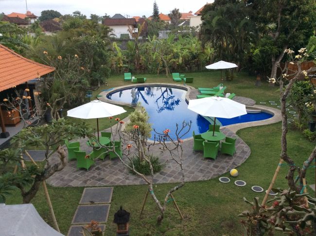 翌朝起きて、静かなホテル内をパシャリ<br /><br />このランクのホテルにしては、プールが充実してる